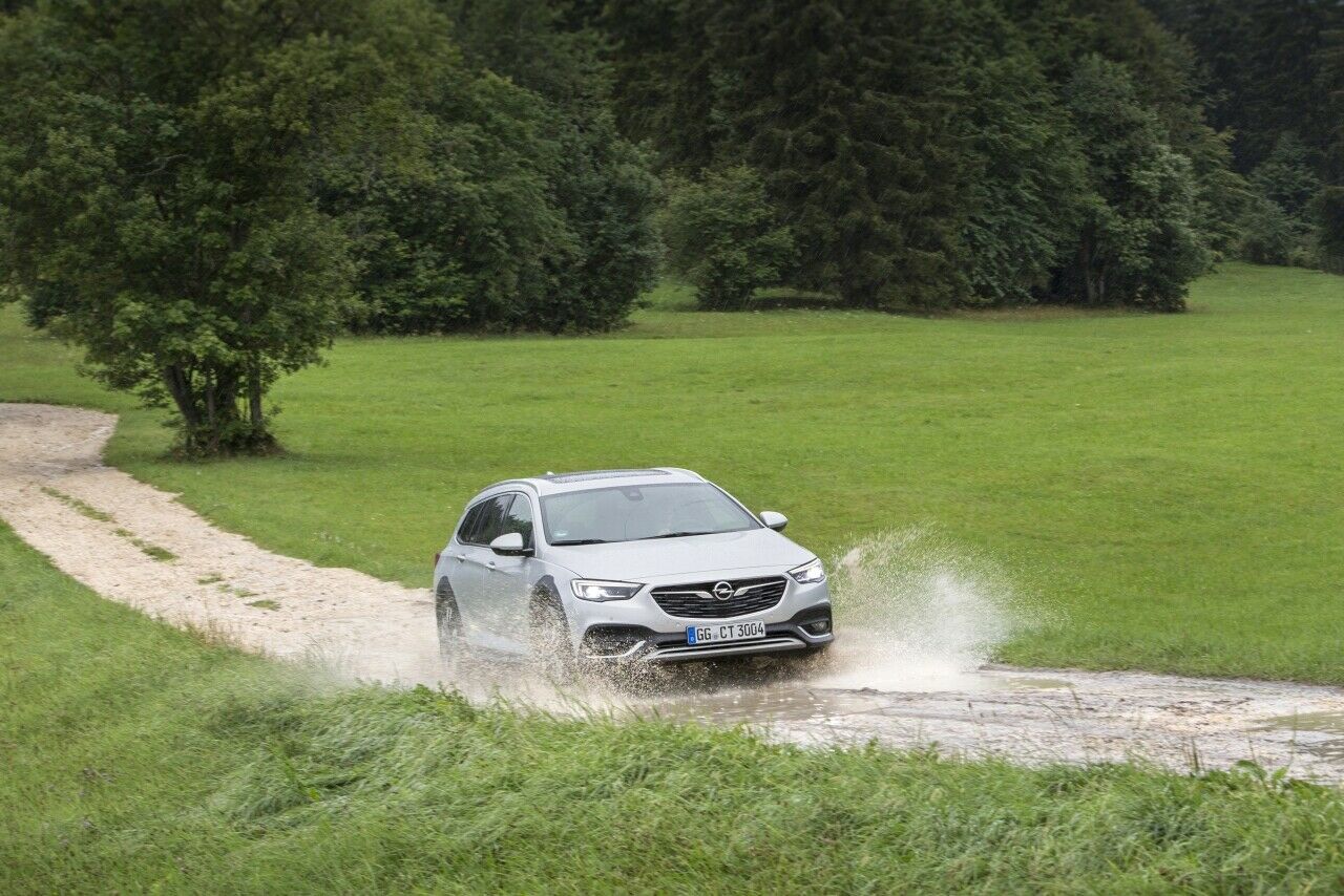 Genau dafür ist er gedacht: Wo andere Mittelklassewagen aufsetzen, kommt der Country Tourer gut durch. Der Unterbodenschutz sorgt außerdem dafür, dass unterm Auto nichts passiert
