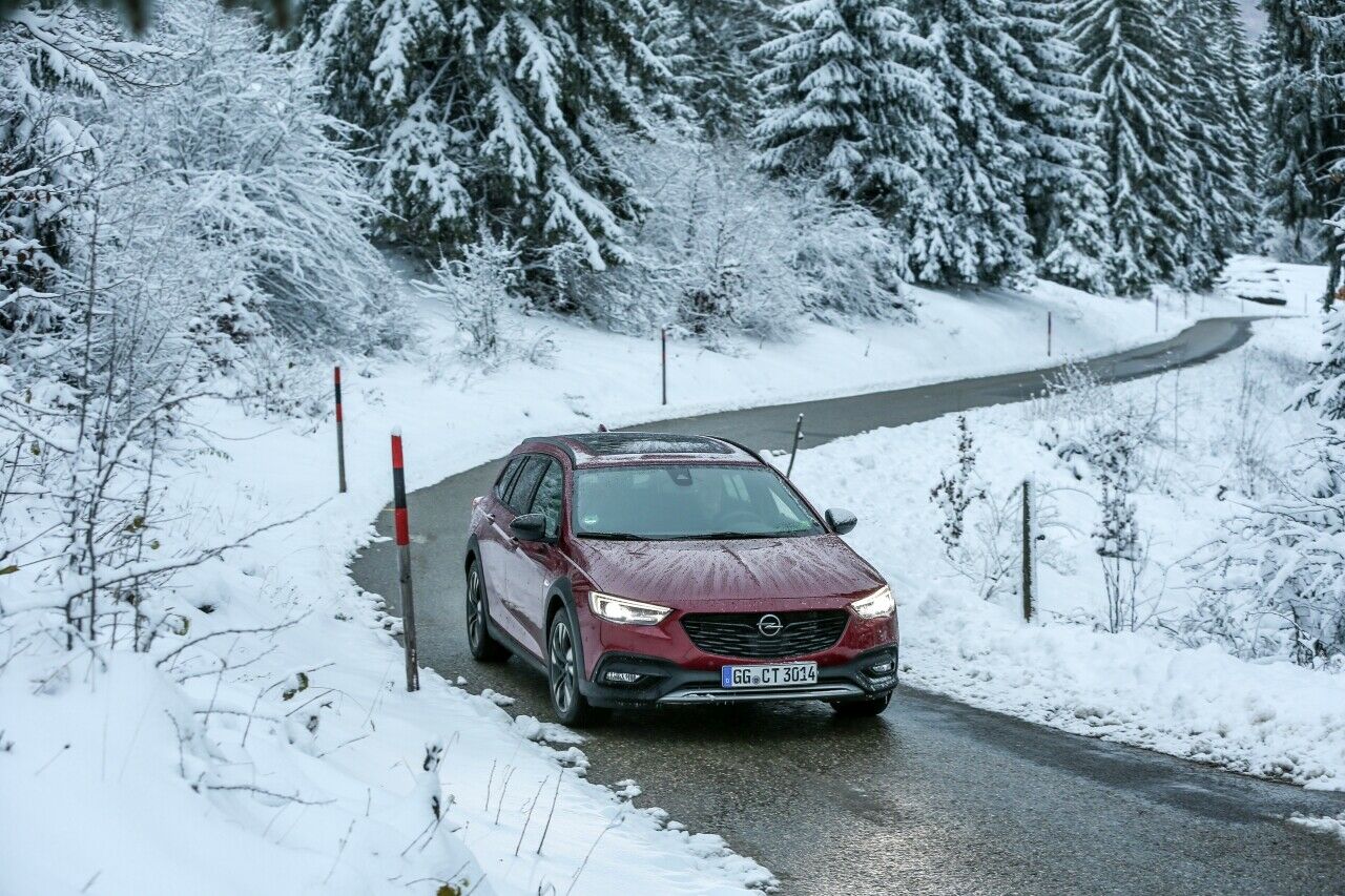 Für verschneite Straßen braucht man die höhere Bodenfreiheit des Country Tourer nicht, der Allradantrieb gibt aber Sicherheit