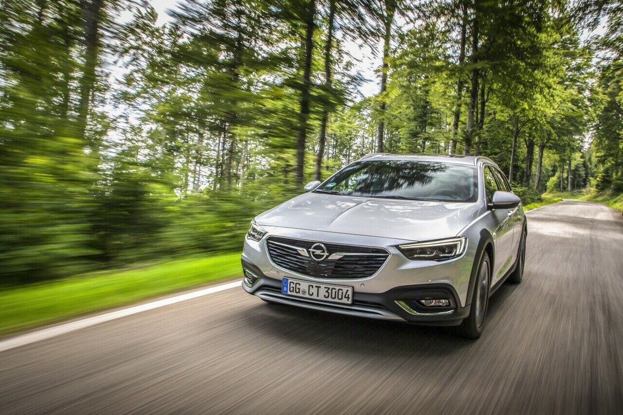 Opel Insignia Country Tourer 2017 im Test: Ein bisschen mehr schwarzes Plastik an der Front und an den Radläufen zeichnet den Insignia fürs Grobe optisch aus