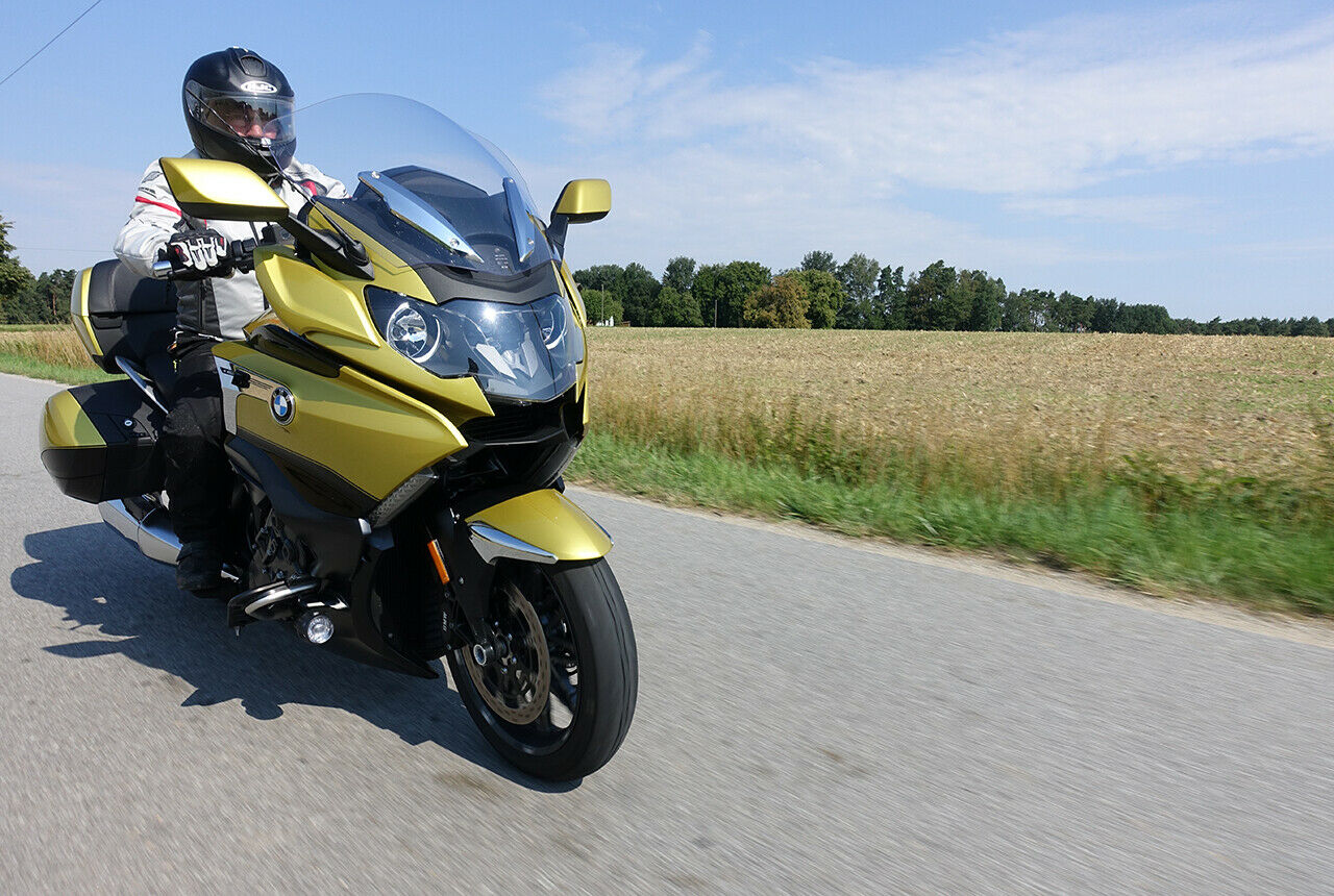 Mit der K 1600 Grand America bringt BMW einen weiteren Tourendampfer auf die Strecke. Besonders das "Grand" ist in gleich mehreren Eigenschaften des Bikes zu erkennen