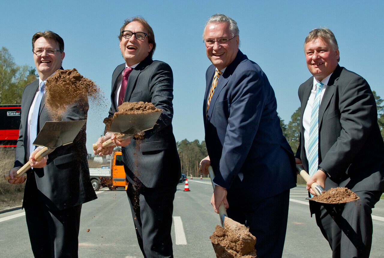 Der bayrische Innenminister Joachim Herrmann (3.v.l.) will das Planen, Bauen und den Erhalt von Fernstraßen weiterhin in den Händen der Bundesländer lassen