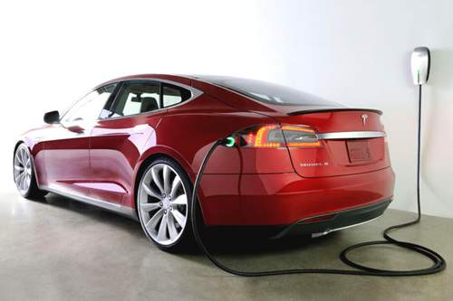 Zusätzlich kann das Model S ab sofort teilautonom fahren. Elon Musk träumt von einer automatischen Ladestation für die Garage