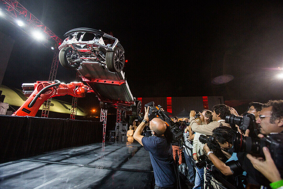 Aufwändige Präsentation am hydraulischen Arm: Elon Musk zeigt das Chassis seines Allrad-Tesla