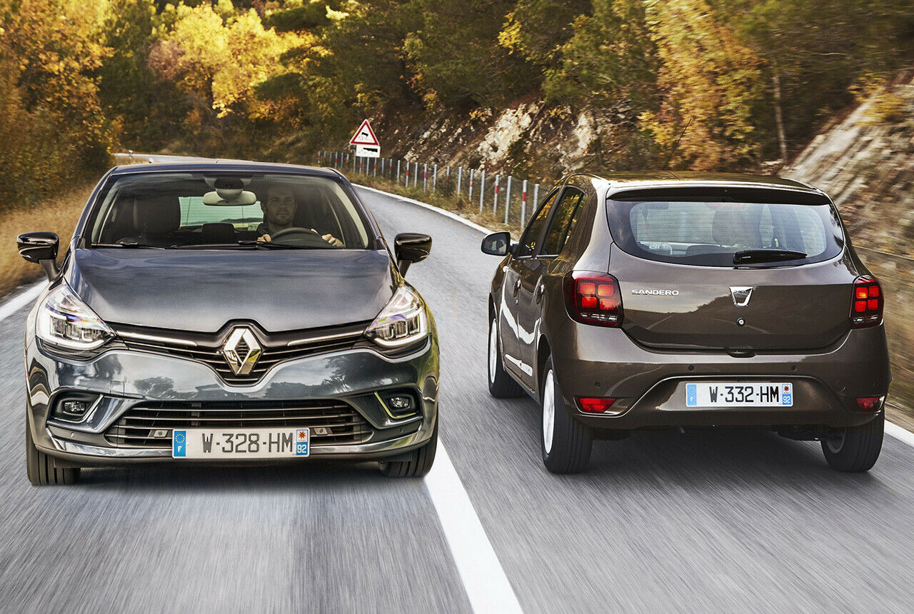 Die beiden rücken zusammen. Aktuell basieren Dacia-Modelle auf der angegrauten B0-Plattform. Die geht zurück auf den Clio II. Künftig nutzt man die moderne CMF-B-Plattform, die 2019 im Clio V debütiert. Sandero (rechts) und Logan folgen