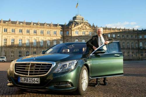 Ministerpräsident Winfried Kretschmann mit seinem bisherigen Dienstagen, einer  Mercedes-Benz S-Klasse 300 Bluetec Hybrid