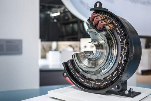 Im E 350 e leistet der Elektromotor des Benziner-Plug-ins aktuell bis zu 65 kW, der kommende Diesel wird mit 90 kW unterstützt