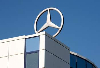 Bis 2021 muss Daimler den CO2-Ausstoß seiner Flotte drastisch senken. Im kommenden Jahr wird der Ausstoß jedoch zunächst steigen, prognostiziert der Konzern