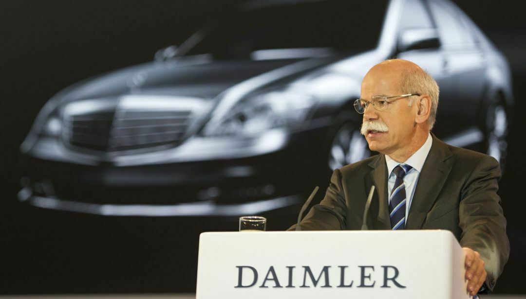 Daimler-Chef Dieter Zetsche kündigte bereits vor kurzem an, die Prognosen für 2013 prüfen zu lassen. Nun senkt der Konzern seine Erwartungen.