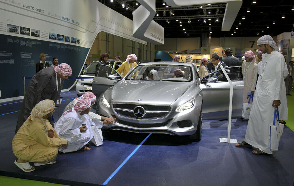 Scheichs und Mercedes auf einer Messe