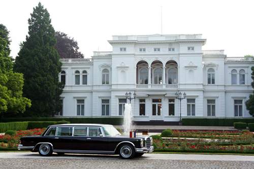 Vorfahrt beim Bundespräsidenten - schon die Ankunft bei der Villa Hammerschmidt im Mercedes 600 Pullmann machte einen Staatsbesuch zum besonderen Ereignis.