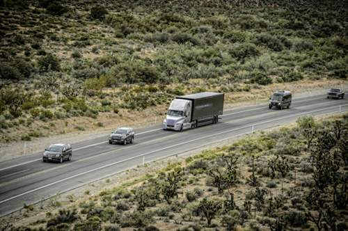 Daimlers Freightliner "Inspiration Truck" bei der Jungfernfahrt auf dem Highway 15