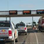 Dakar 2011: Amaroks an der Mautstelle