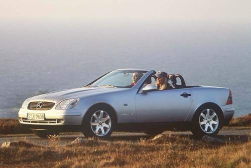 Sogar einen offenen Benz findet man auf mobile.de für schmales Geld. Der SLK der ersten Generation R 170 wird meist von vier Zylindern angetrieben
