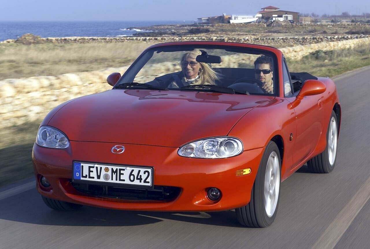 Darf in keiner Cabrio-Übersicht fehlen: Der Mazda MX-5 der zweiten Generation wird häufig angeboten, oftmals für unter 5.000 Euro