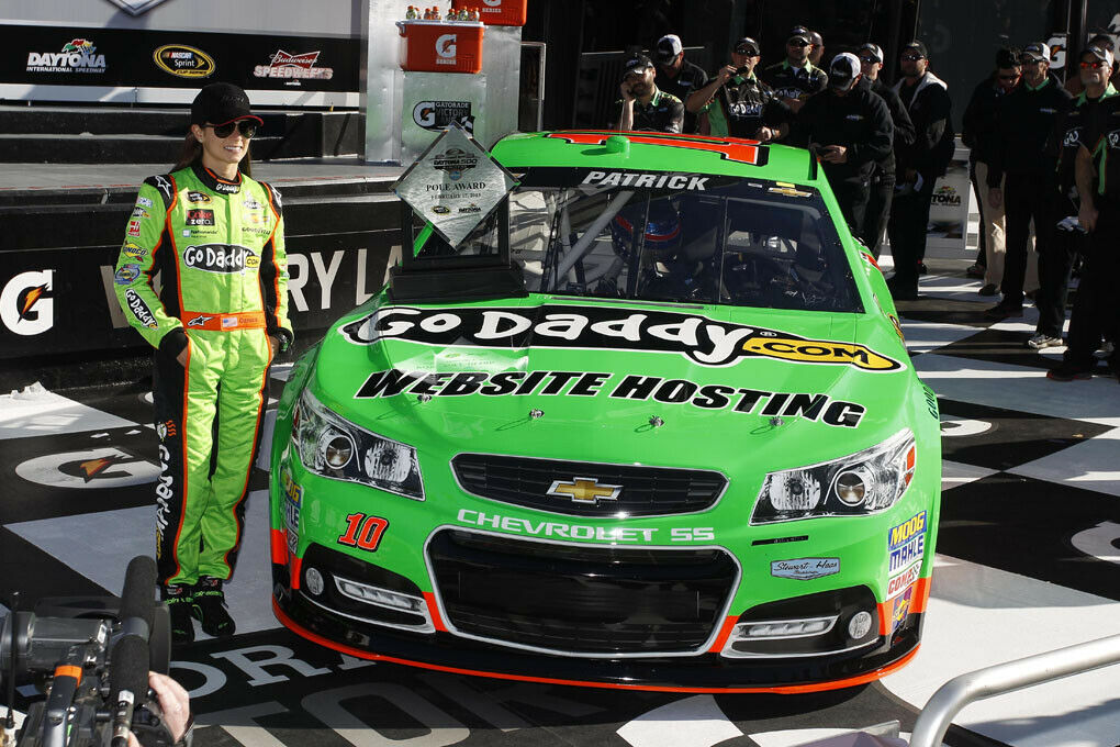 Die US-amerikanische Rennfahrerin Danica Patrick hat Geschichte geschrieben. Als erste Frau wird sie beim legendären Rennen Daytona 500 von der ersten Startposition aus ins Rennen gehen.