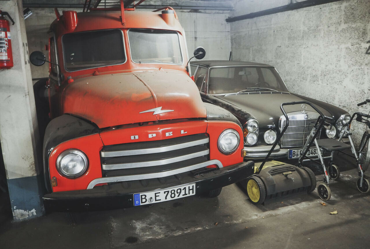 Auch die alte Opel-Blitz-Feuerwehr findet bei Daniel Lehmann Unterstand. Auch um defekte Rasenmäher oder Rollatoren kümmert sich die Kfz-Werkstatt