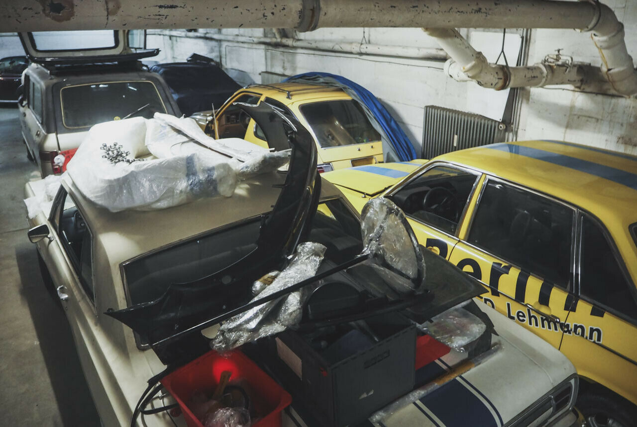 Unter diesem Berg von Ersatzteilen versteckt sich ein Chevrolet Malibu SS von 1965. Das Auto hat Daniel Lehmann seinem elfjährigen Sohn geschenkt, der den Wagen bis zur Führerscheinreife restaurieren will