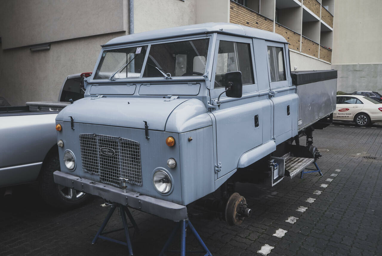 Langweilig ist den Leuten von „Car Berlin“ nie. Dieser alte Land Rover braucht neue Räder
