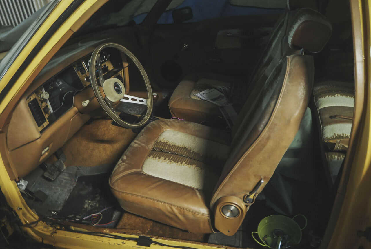 Beim AMC Pacer fehlt derzeit die Fahrertür. Auch das Interieur könnte mal eine Auffrischung gebrauchen