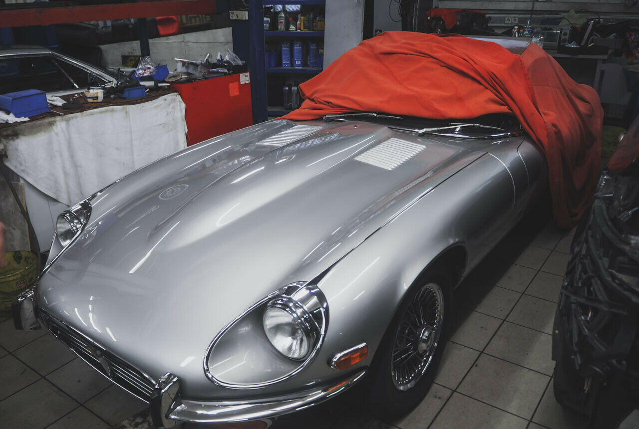 Dieser edle Jaguar E-Type in Lehmanns Kfz-Werkstatt scheint den letzten Schliff schon bekommen zu haben