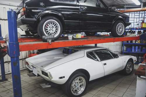 Volkssportler und Luxusrenner: Oben auf der Bühne steht ein Golf GTI, unten ein DeTomaso Pantera