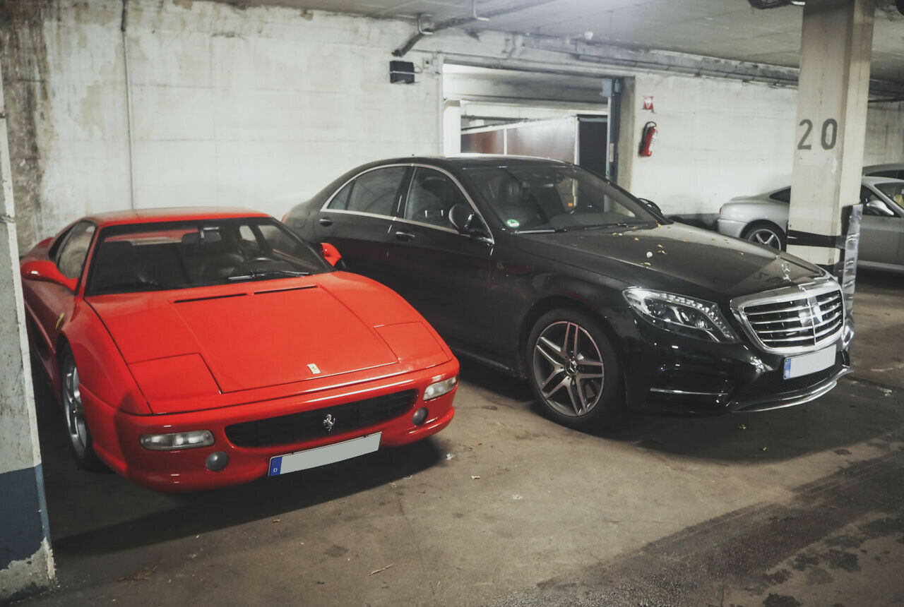 In der Tiefgarage stehen Fahrzeuge zum Staunen. Von der alten Opel-Blitz-Feuerwehr bis zu edlen Sportwagen-Klassikern von Ferrari