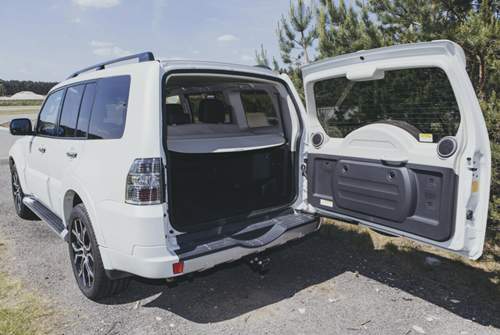Die Heckklappe des Pajero ist seitlich angeschlagen