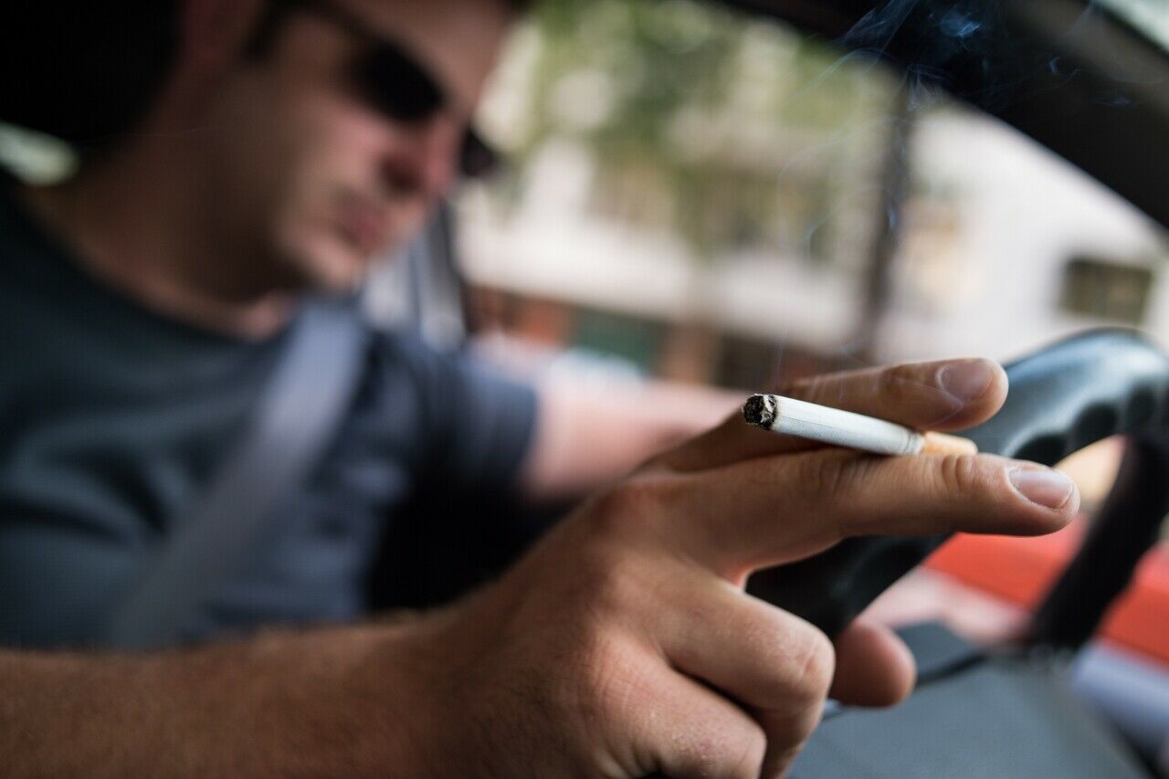 In Griechenland und Frankreich gibt es ein Rauchverbot im Auto, wenn minderjährige Kinder unter zwölf Jahren mitfahren