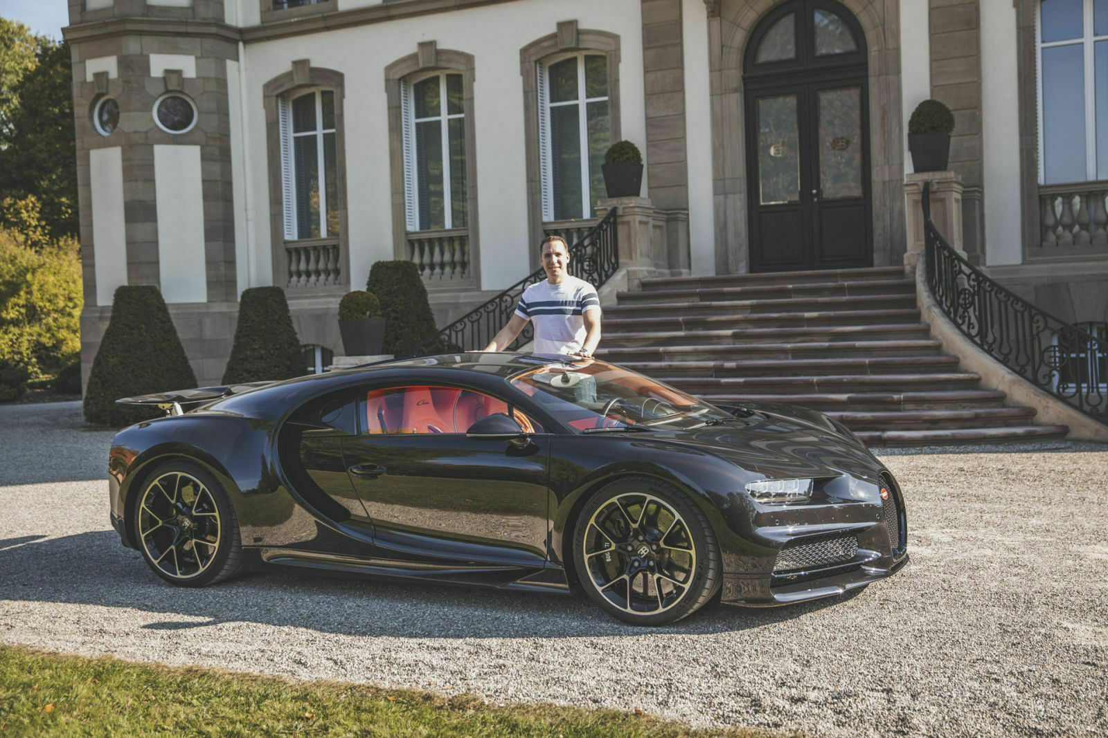 Größenverhältnisse: Bugatti (1,21 m), Constantin (1,90 m)