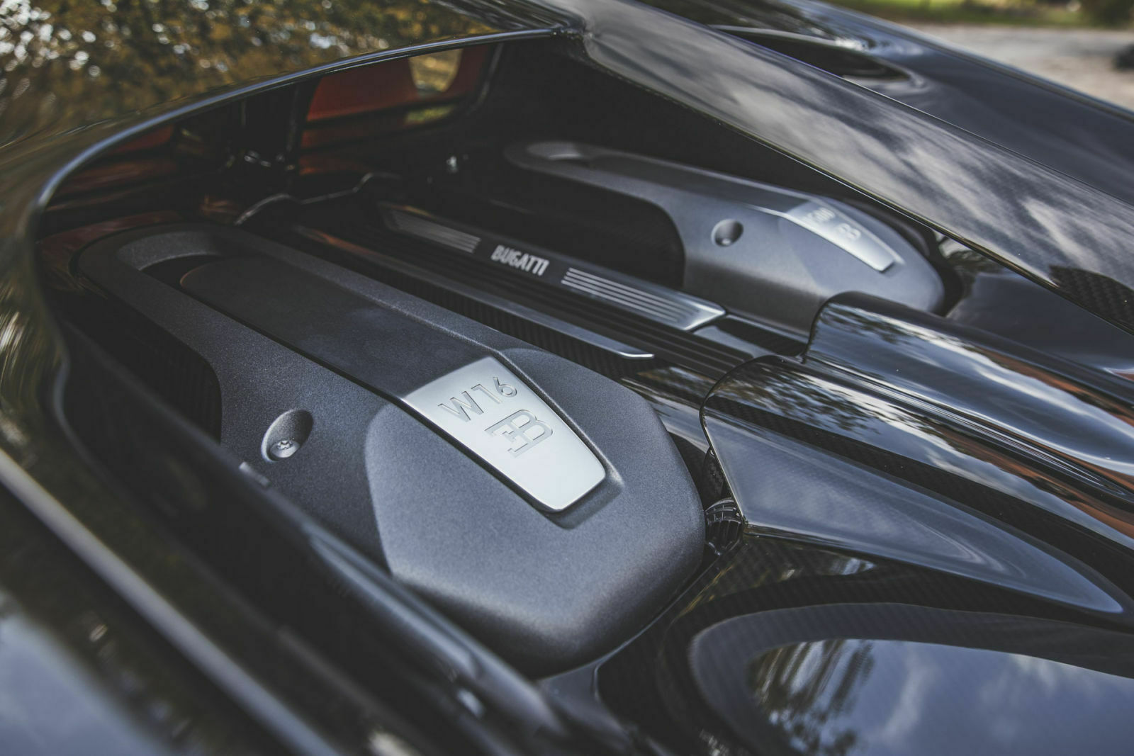Eine Motorhaube gibt es nicht. Wenn der Block raus muss, schrauben die Mechaniker das Heck des Autos ab