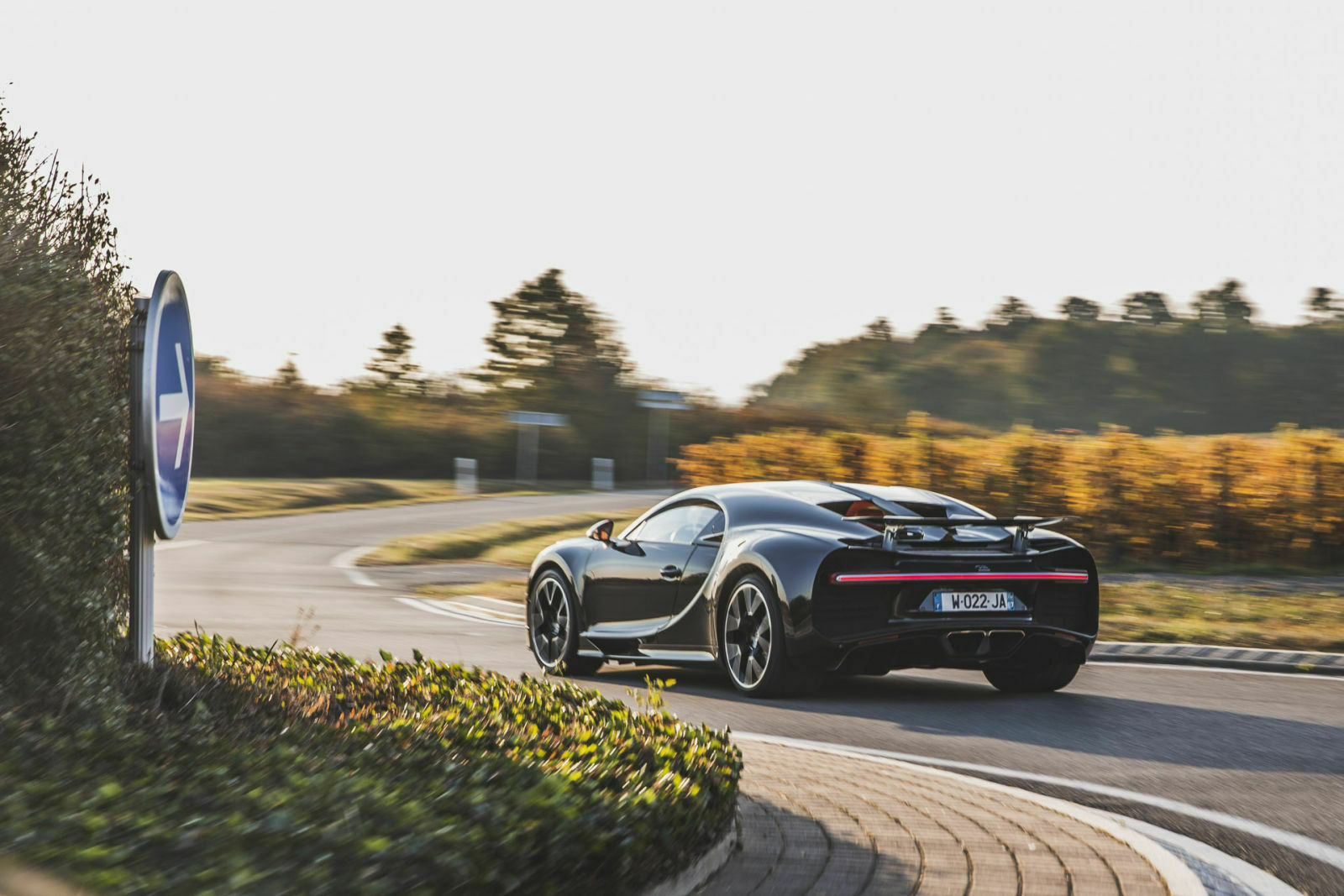 Kurven mag der Chiron. Auf Rennstrecken sind andere schneller, trotz seiner immensen Leistung