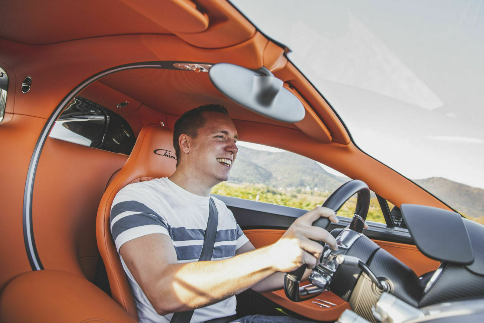 Das Grinsen ins Gesicht zementiert: MOTOR-TALK-Redakteur Constantin Bergander im Bugatti Chrion