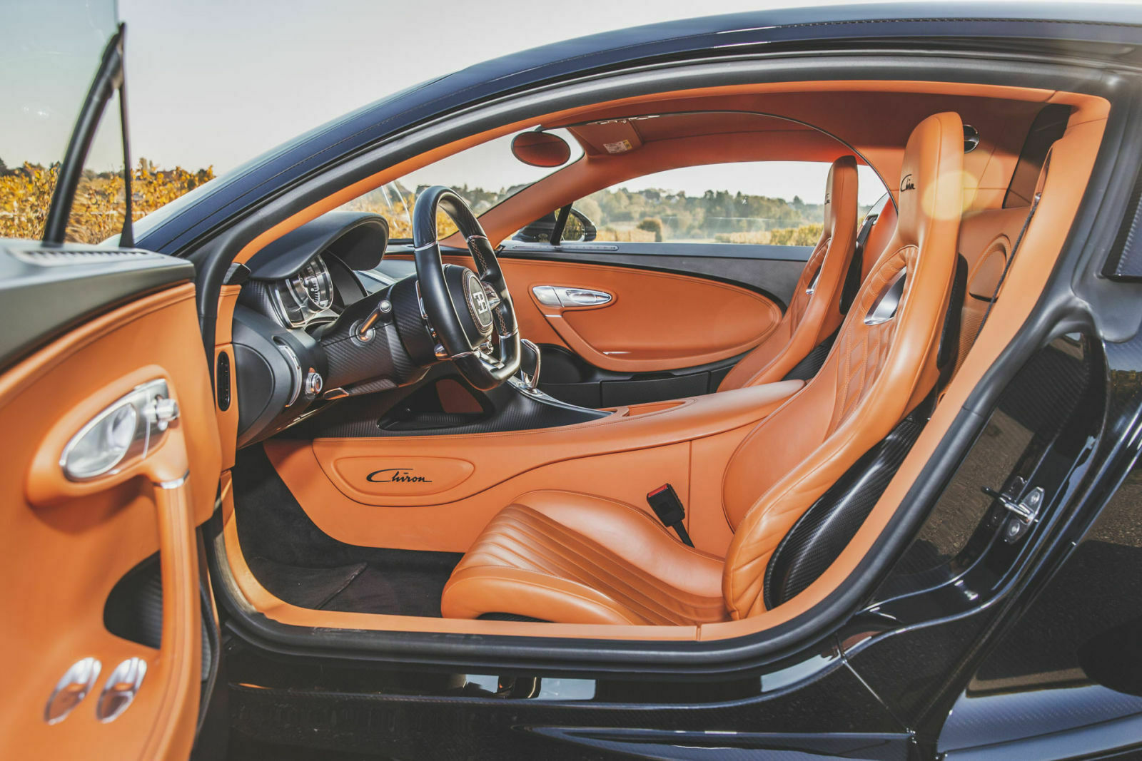 Dünne Sportstühle, an den richtigen Stellen gepolstert. Der Chiron sitzt sich sehr bequem
