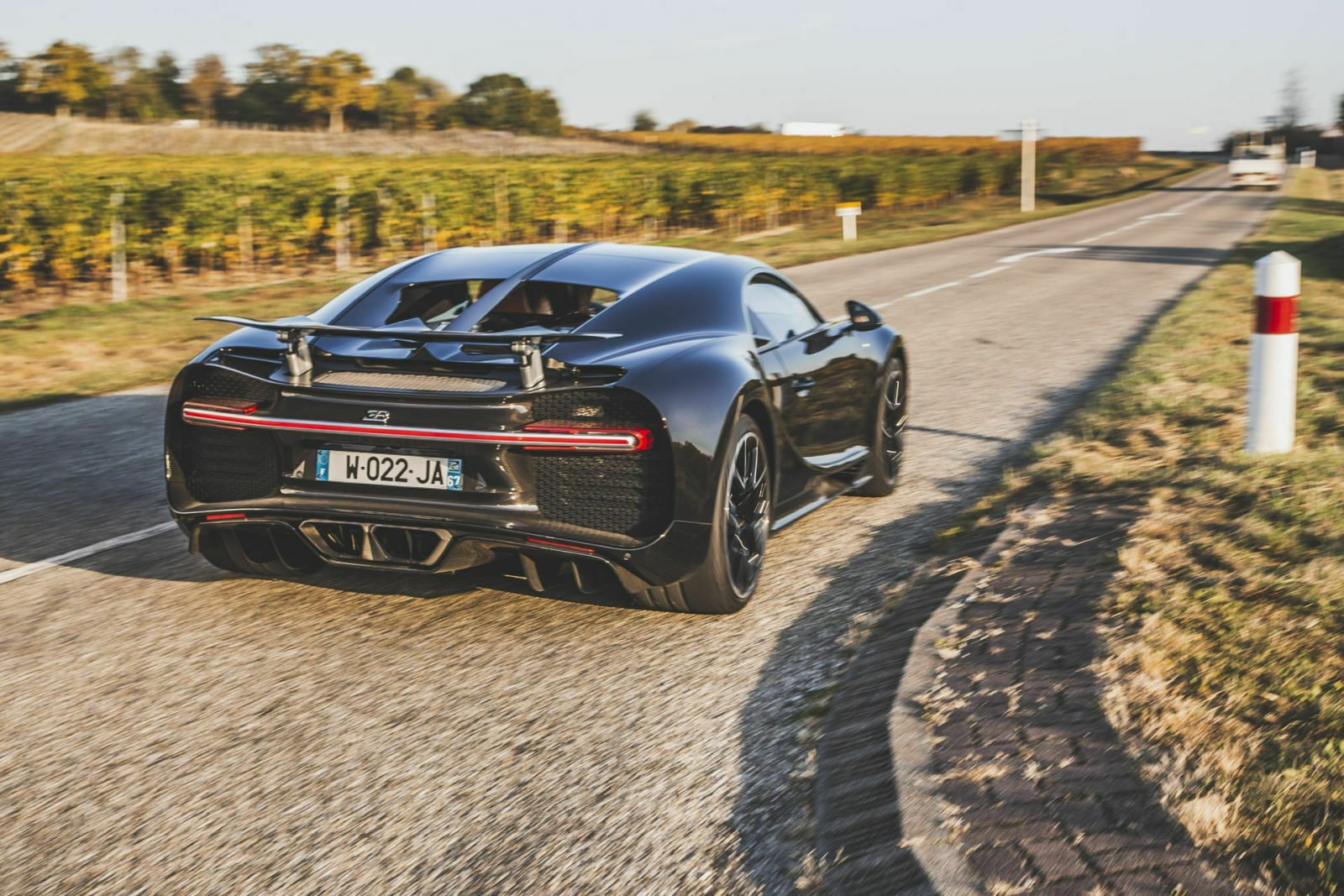 Aktive Aerodynamik: Der Spoiler hilft beim Bremsen. Das gab's schon beim Veyron, jetzt ist der Flügel aber größer