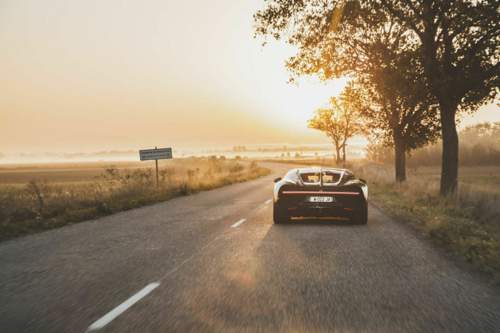 Autofahrer-Romantik: Ein paar Kilometer Asphalt und ein tolles Auto