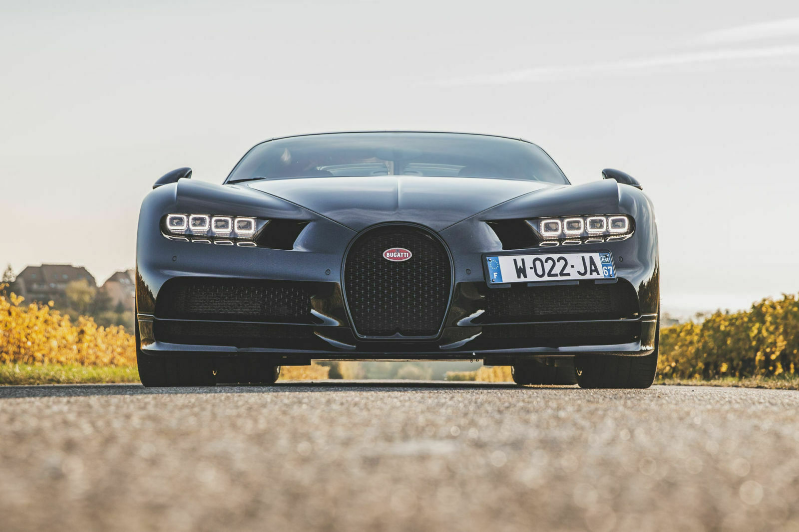 Wo es möglich ist, spart Bugatti Gewicht. Aber nicht überall: Das Logo ist massiv