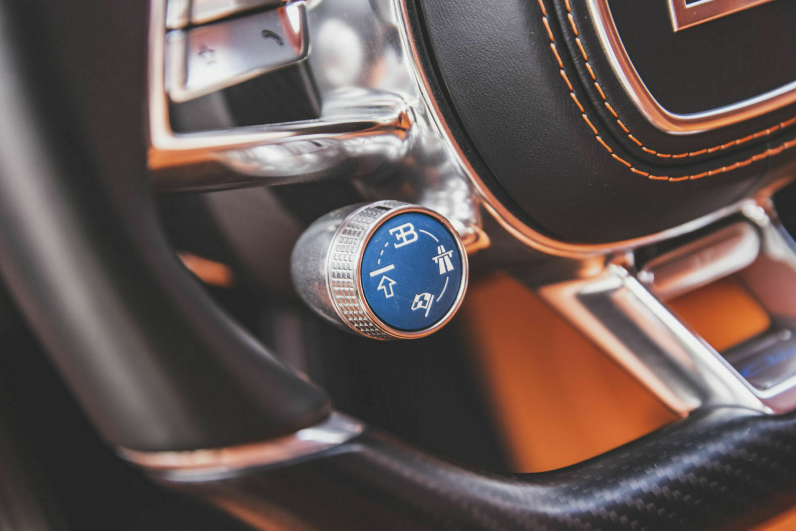 Fahrmodi: Lift (Nase hoch), EB (Automatisch), Autobahn (schnell), Handling (auch schnell). Topspeed (sehr schnell) wird über einen separaten Schlüssel aktivert