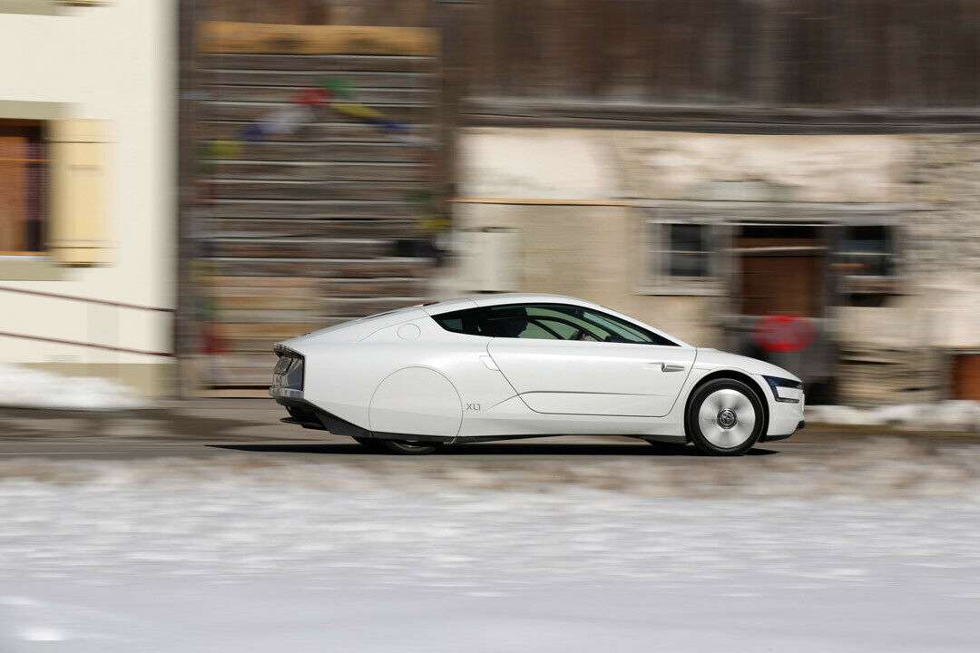 Laut NEFZ trinkt der VW XL1 0,9 Liter pro 100 Kilometer. Mit leerem Akku werden es im Alltag knapp zwei Liter