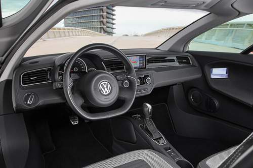 Aufgeräumt, übersichtlich und eng: Der Innenraum des VW XL1