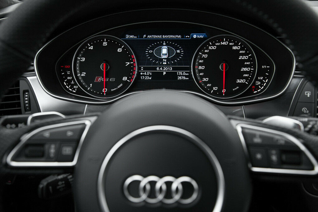 Der Tacho übertreibt nicht: Der Audi RS6 ist bis zu 305 km/h schnell