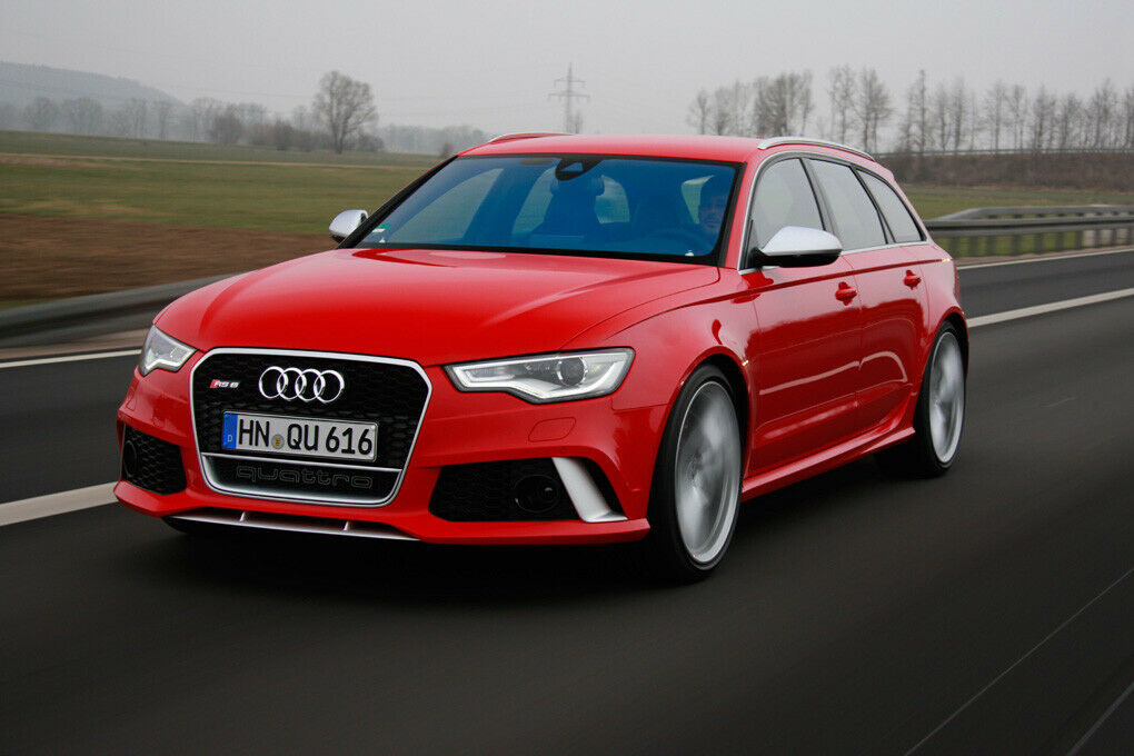 Typisch RS6: breite Kotflügel, große Lufteinlässe und Spiegelkappen aus Aluminium