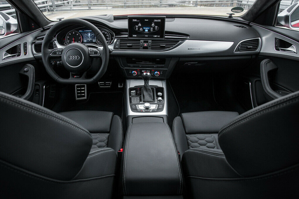 Aluminium, Karbon, Leder und Alcantara im Innenraum