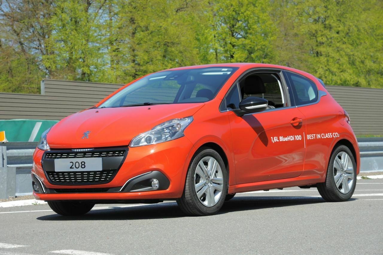 Schwierig für Wolfsburg: Mit deutlich reduzierter Spritspar-Technik gegenüber dem Polo baut Peugeot einen Kleinwagen, der bei mehr Leistung weniger verbraucht