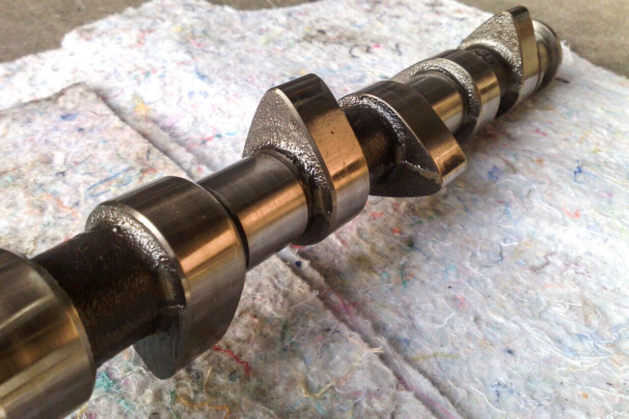 Die herkömmliche Version: Die Nocken auf einer Nockenwelle öffnen die Ein- und Auslassventile eines Motors.