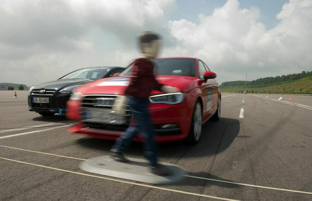 Test von Notbremsassistenen: Nach Angaben der Bosch-Unfallforschung könnten bis zu 72 Prozent aller Auffahrunfälle mit Personenschaden vermieden werden