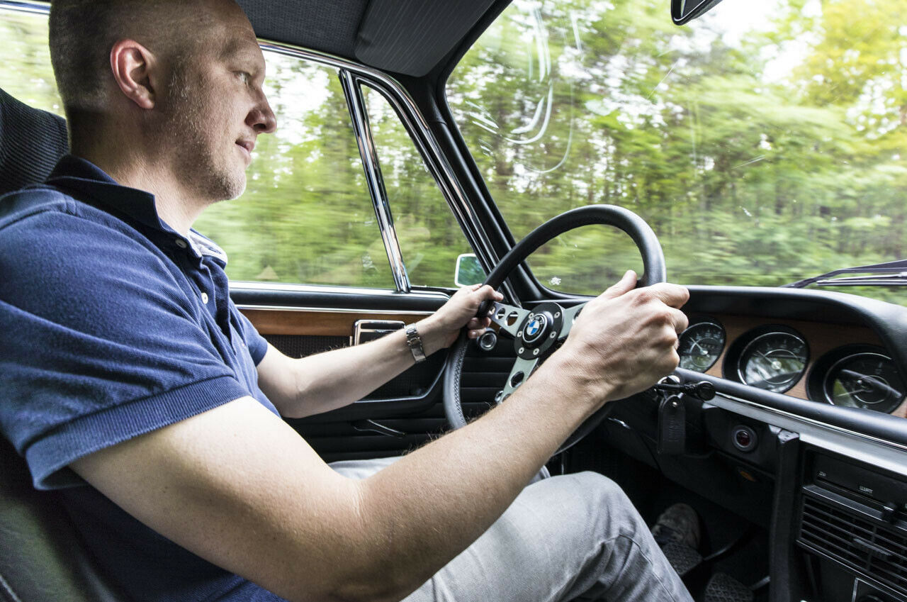 Im CSL sitzt der Fahrer ungewohnt hoch