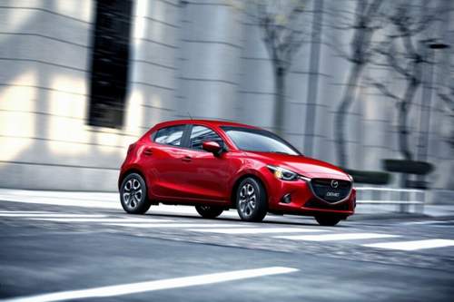 Erstmals erhellt der Mazda 2 mit Voll-LED-Scheinwerfern die Straße