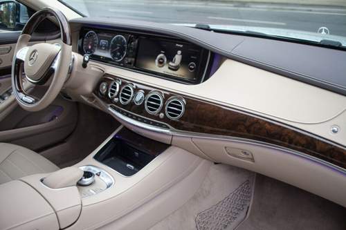 Das Interieur ist edel, die Massagefunktion bei jeder Fahrt in Betrieb