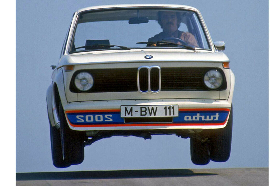 Das ist wie fliegen ... Ein Foto fast so legendär wie der Turbo, die Beschriftung noch in Spiegelschrift. Am schärfsten ist aber der Typ am Steuer