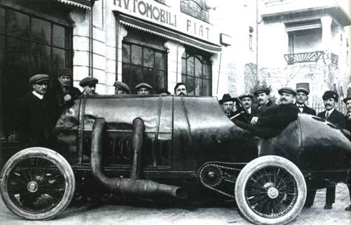 Der Fiat S76 vor dem Fiat-Werk in Turin im Jahre 1911. Die Weltrekord-Fahrt des S76 wurden nicht gewertet. Er soll 215 km/h erreicht haben